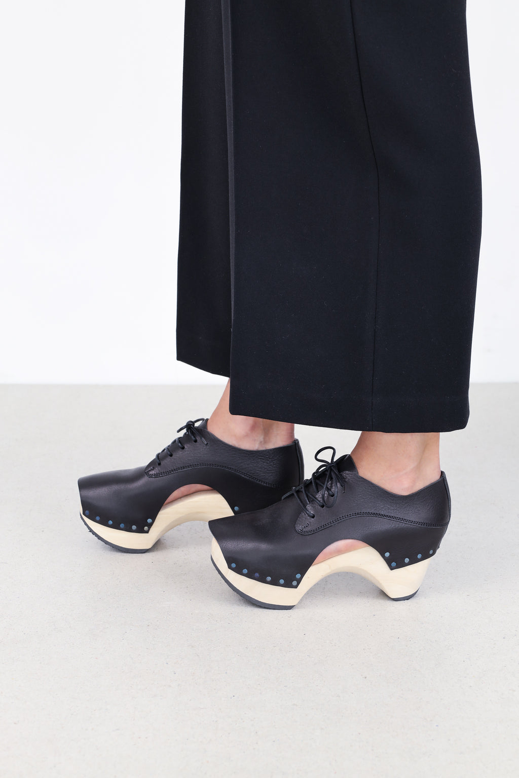 Cavity f - Black