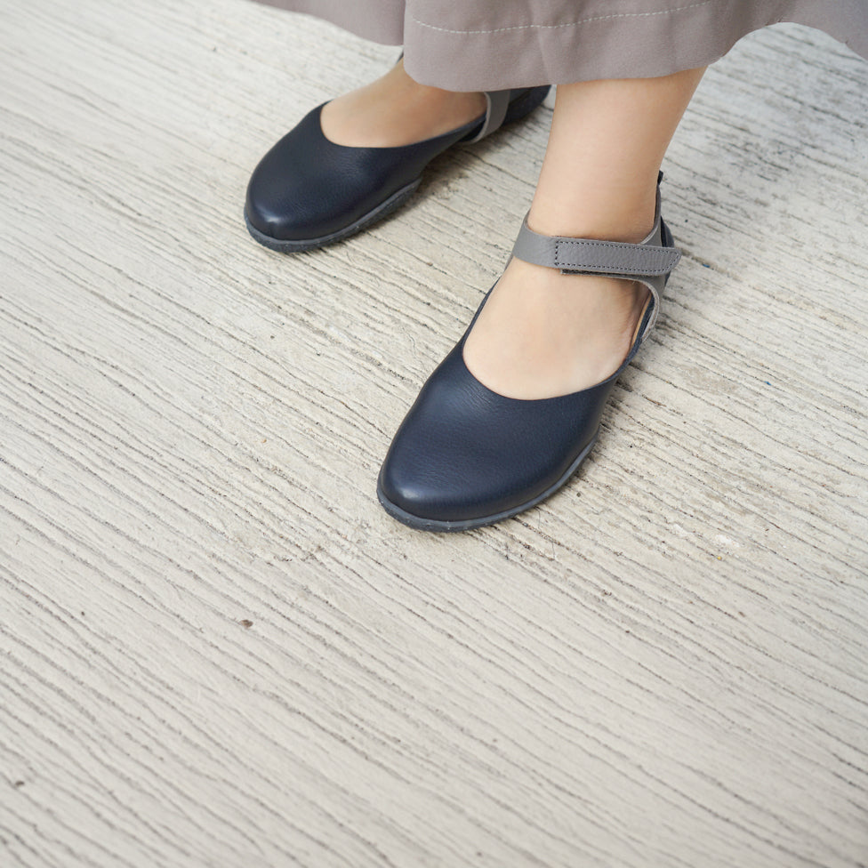 Lyric f - Navy